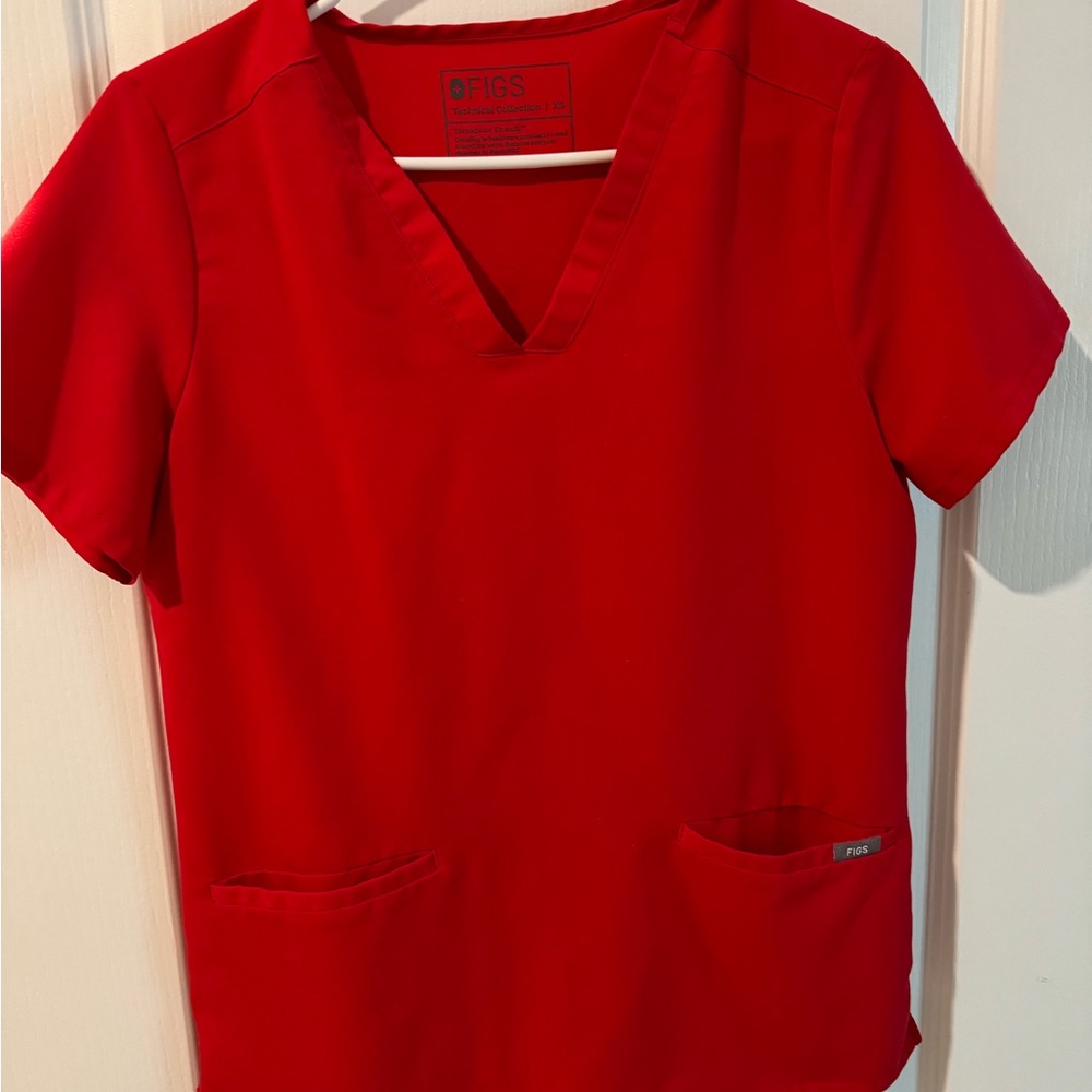 Figs Casma top. Pop red xs